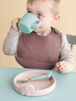 Lot De 2 Bavoirs Avec Récupérateur DONE BY DEER Peekaboo Eléphant En Silicone Vert Clair + Vert Foncé - Done By Deer -Bébé Confort Promos Boutique lot de 2 bavoirs avec recuperateur done by deer peekaboo elephant en silicone 3